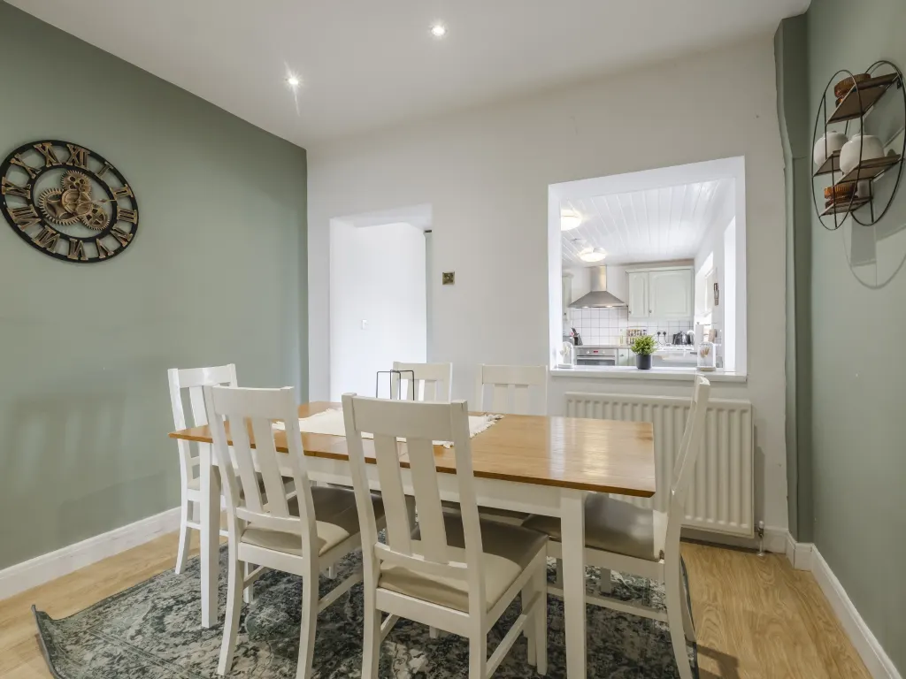 Dining room with perfect exposure, demonstrating photo editing correction.